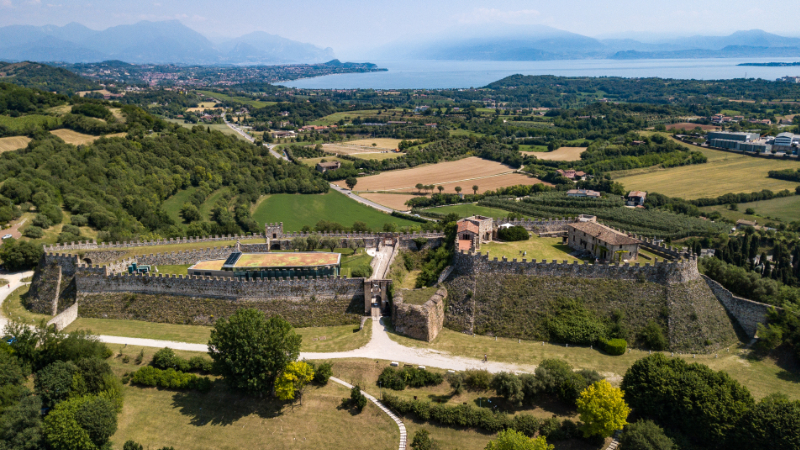 Rocca di Lonato — antiche mura medievali sul Lago di Garda